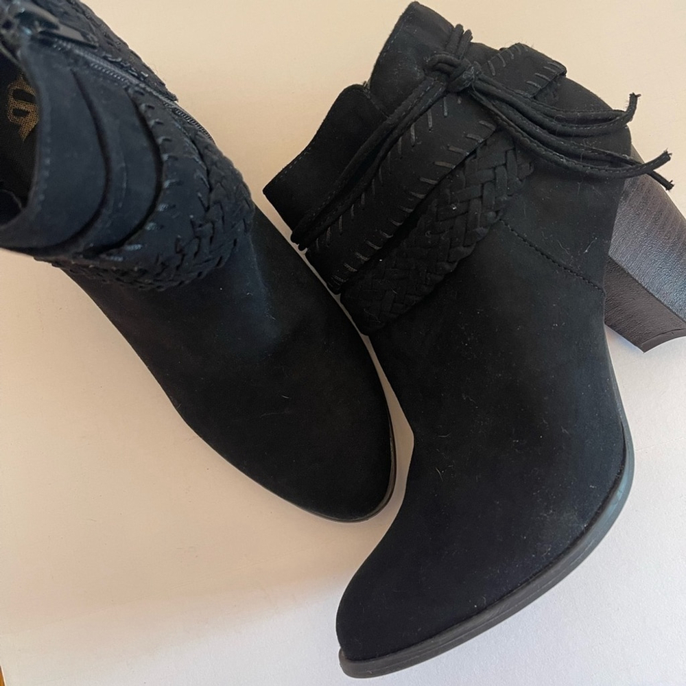 Fergalicious Women’s Black Capital Suede Ankle Boots Tassle Side Zip Size 8.5